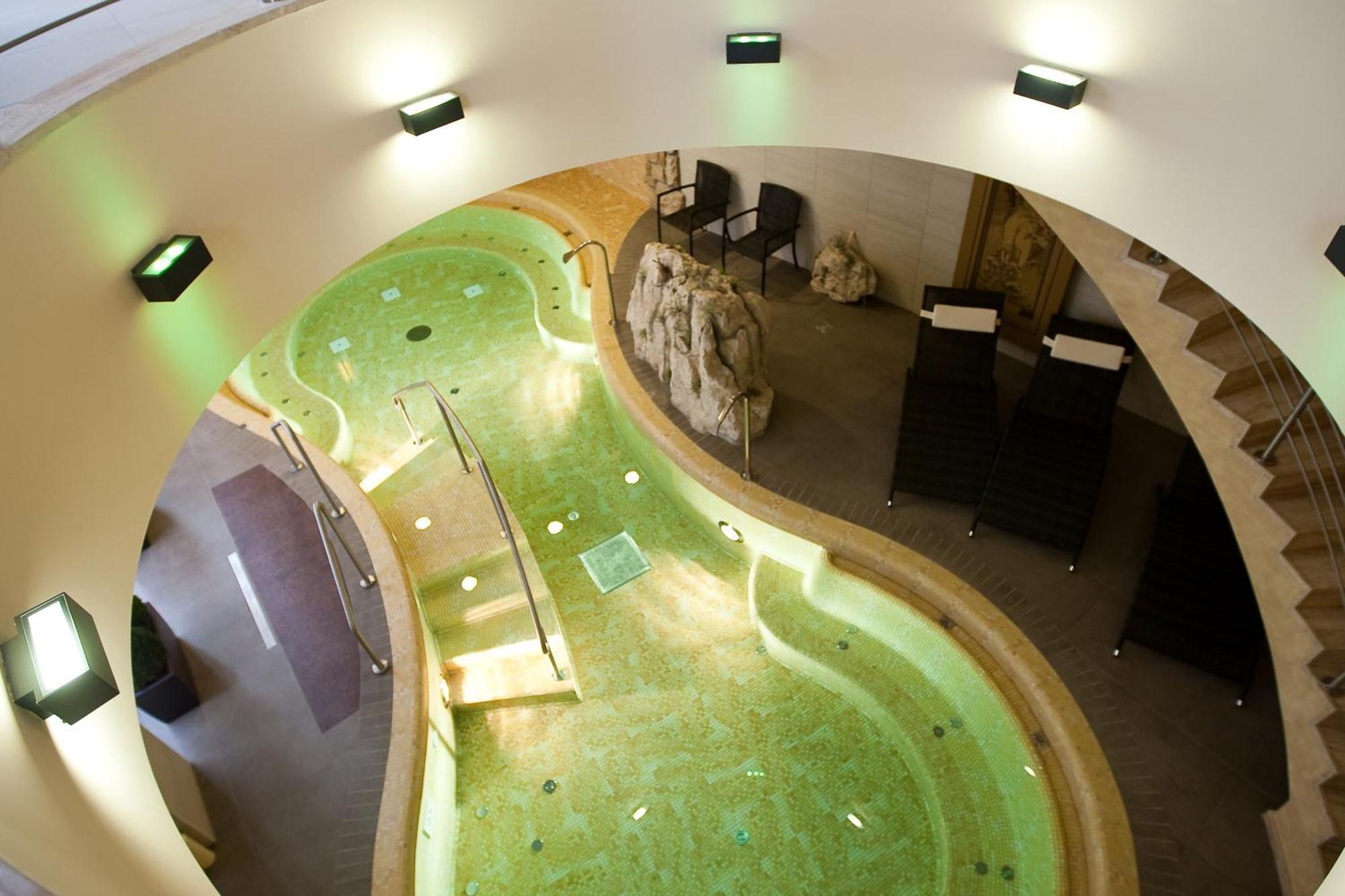 Belvaros Resort Apartman & Spa Szekesfehervar Ngoại thất bức ảnh